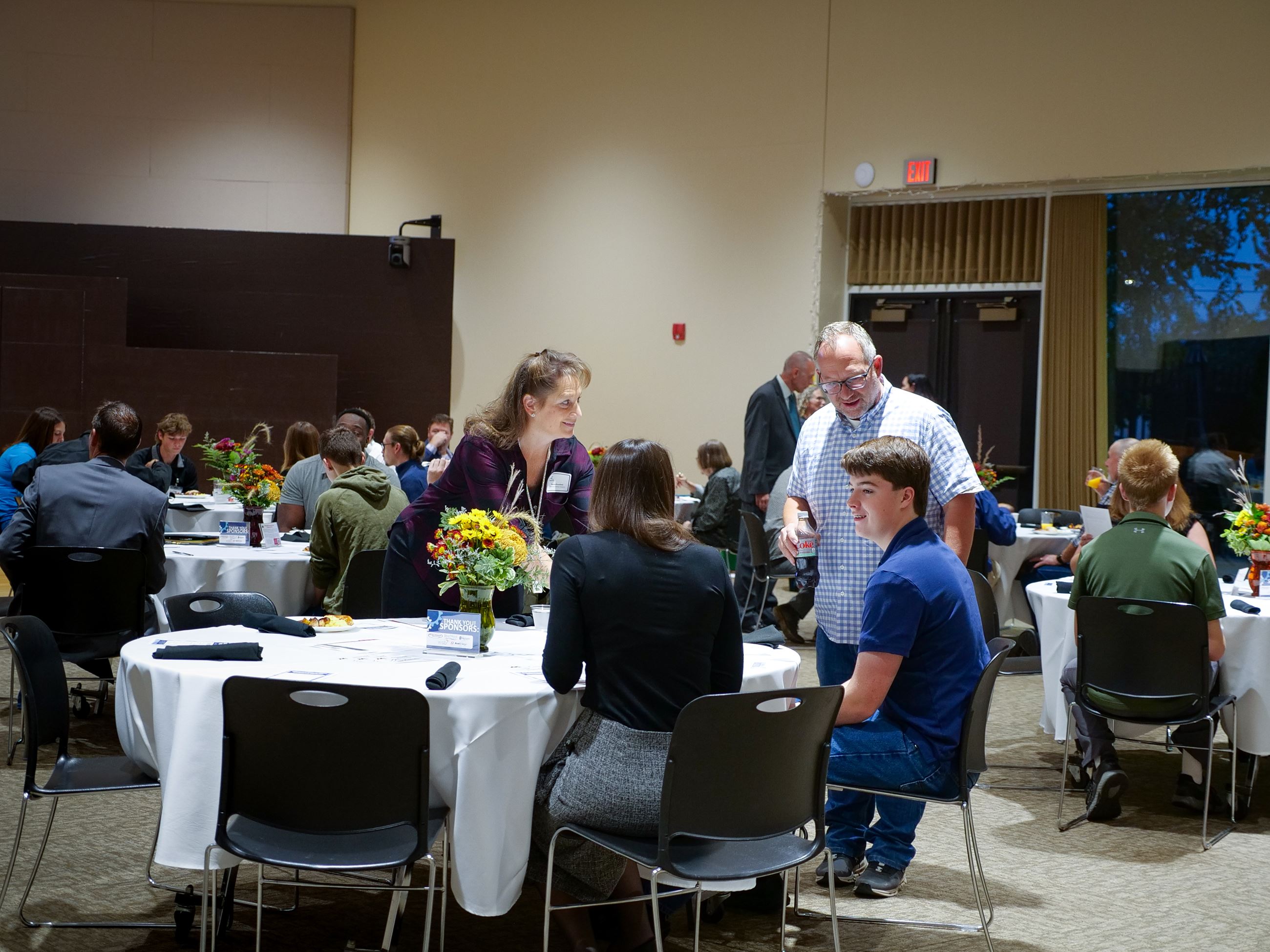 Manufacturers breakfast people speaking at a table.